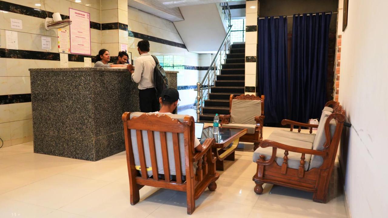 Qotel Peeragarhi-near Peeragarhi Metro Station,couple Friendly