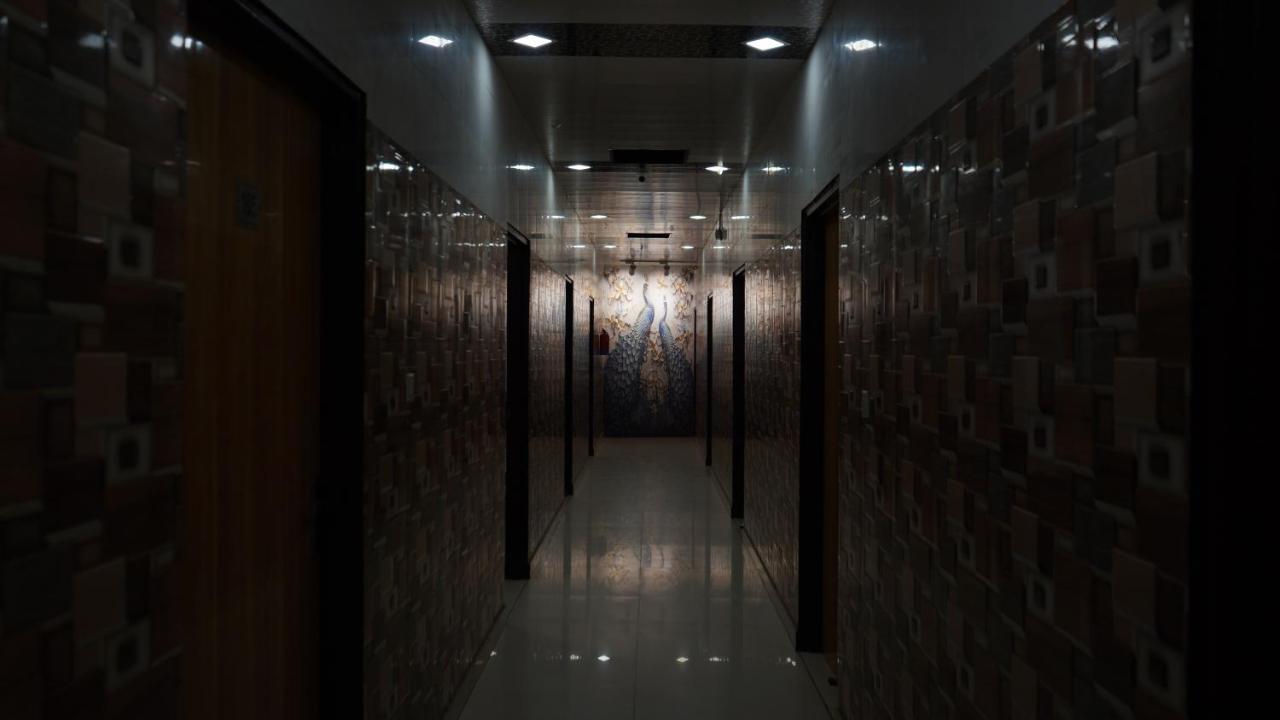 Hotel Qotel Peeragarhi-near Peeragarhi Metro Station,couple Friendly *