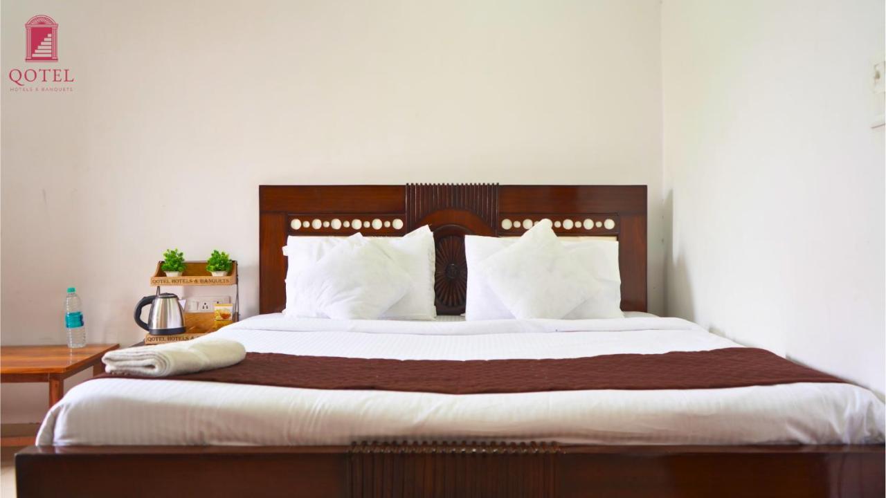Qotel Peeragarhi-near Peeragarhi Metro Station,couple Friendly Hotel