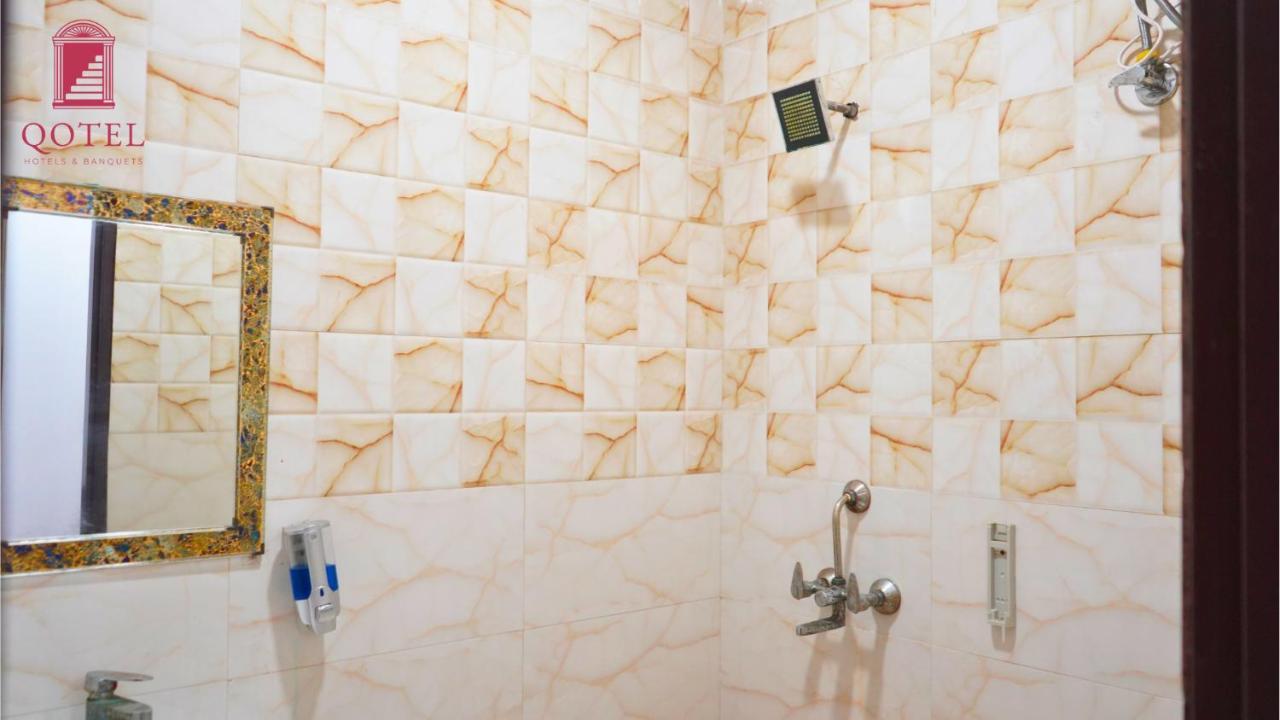 Hotel Qotel Peeragarhi-near Peeragarhi Metro Station,couple Friendly New Delhi