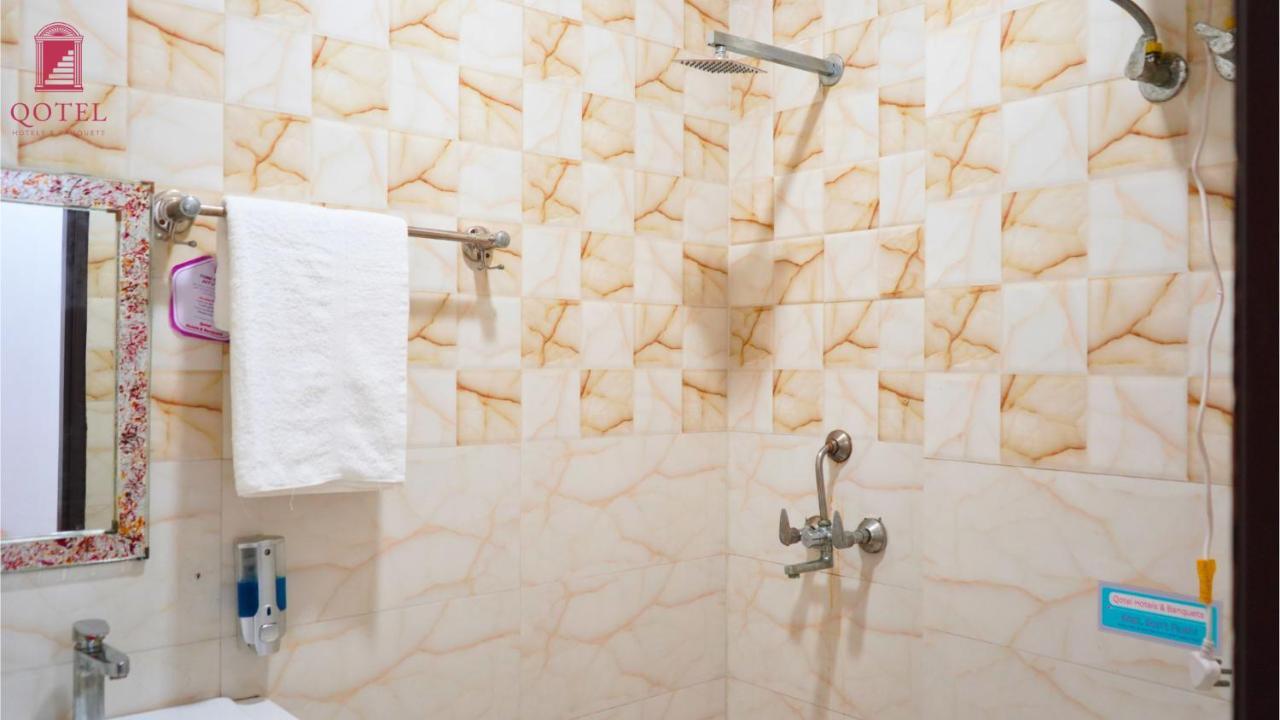 Qotel Peeragarhi-near Peeragarhi Metro Station,couple Friendly Hotel New Delhi
